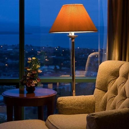Отель Marco Polo Davao Номер фото A table lamp