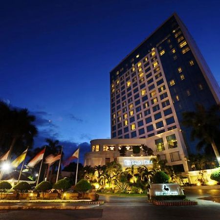 Отель Marco Polo Davao Экстерьер фото The hotel at night