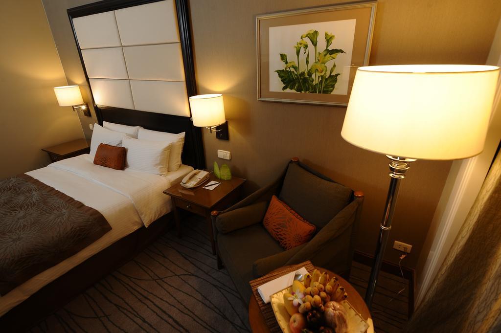 Отель Marco Polo Davao Экстерьер фото A room at the hotel