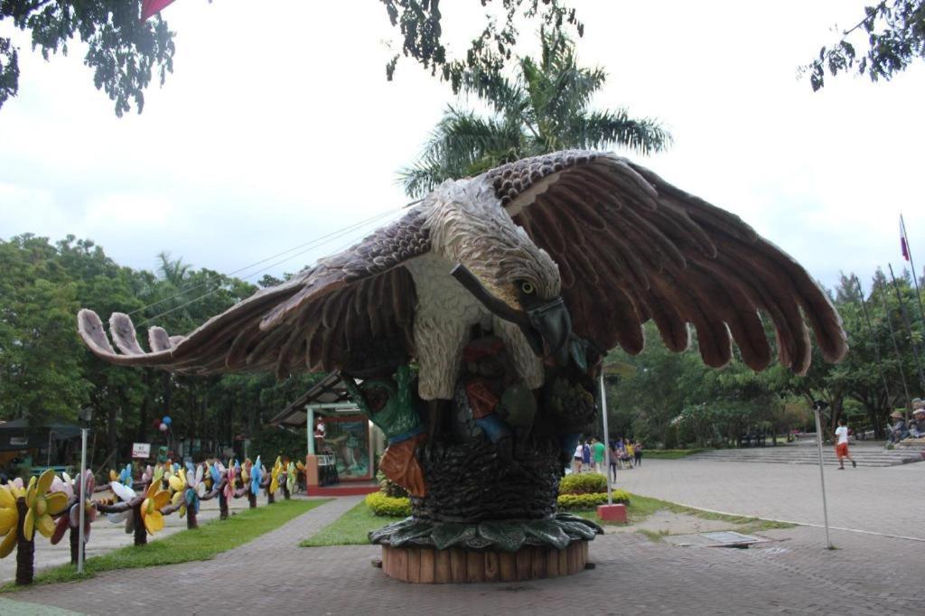 Отель Marco Polo Davao Экстерьер фото The Eagle statue at the entrance of the park