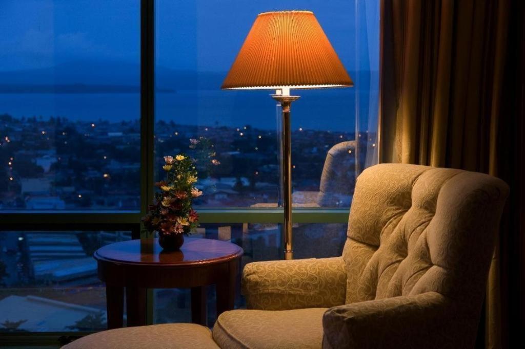 Отель Marco Polo Davao Номер фото A table lamp