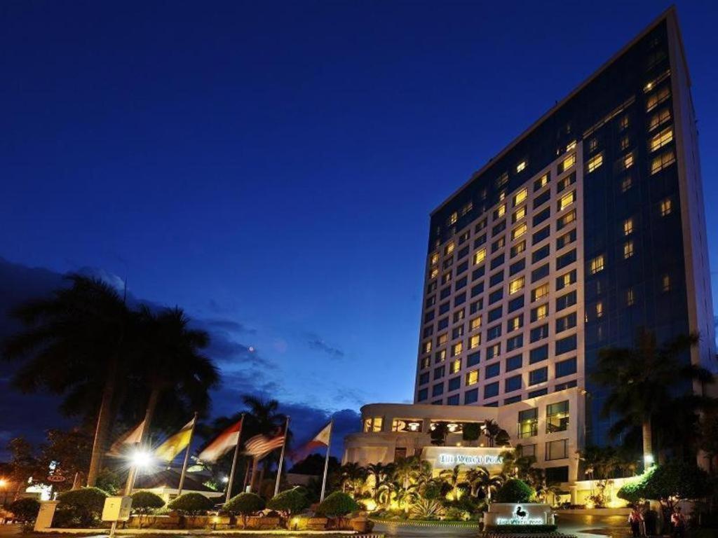Отель Marco Polo Davao Экстерьер фото The hotel at night