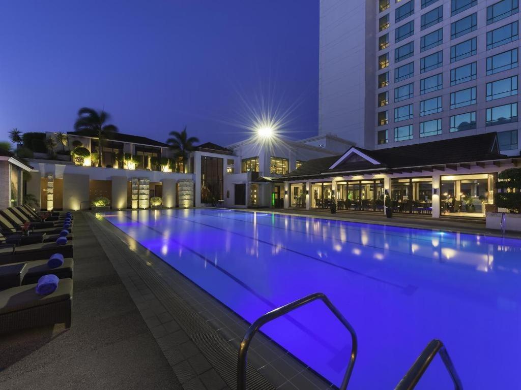 Отель Marco Polo Davao Экстерьер фото The pool at the hotel