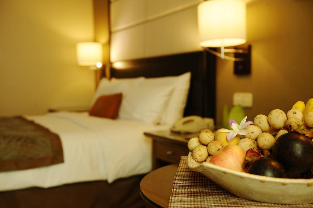 Отель Marco Polo Davao Экстерьер фото A room at the hotel