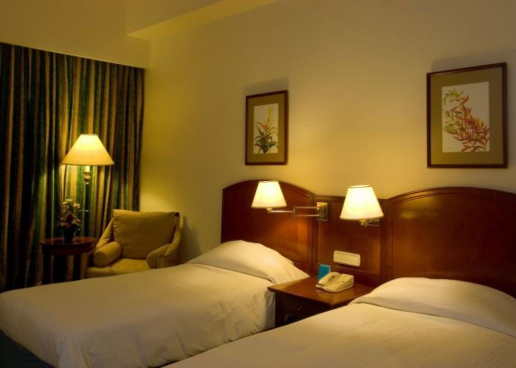 Отель Marco Polo Davao Экстерьер фото A room at the hotel
