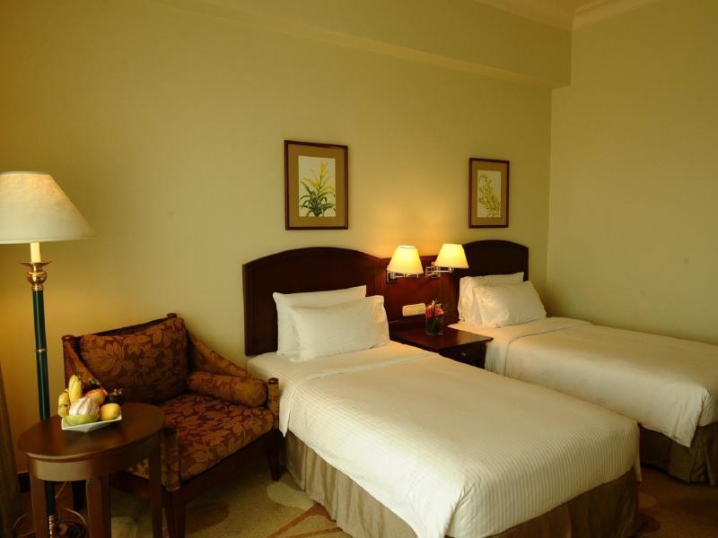 Отель Marco Polo Davao Экстерьер фото A room at the hotel