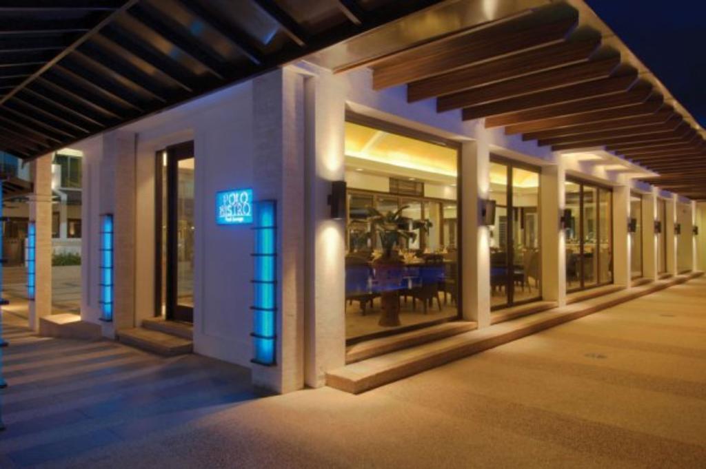 Отель Marco Polo Davao Экстерьер фото The restaurant at the hotel