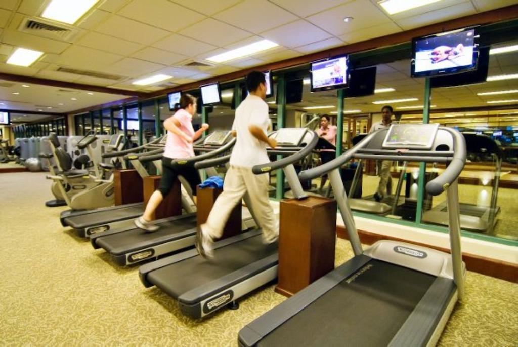 Отель Marco Polo Davao Экстерьер фото A row of treadmills