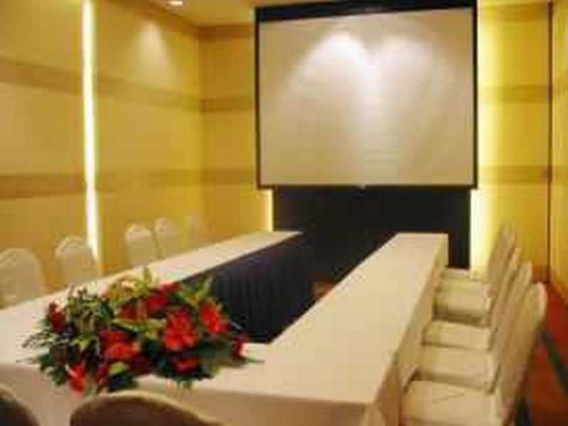 Отель Marco Polo Davao Экстерьер фото A projection screen in a meeting room