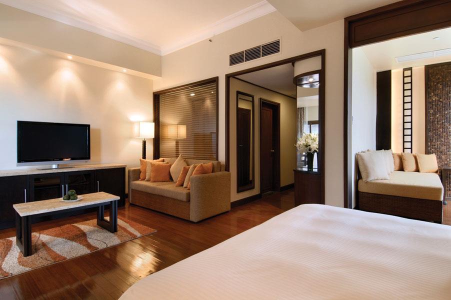 Отель Marco Polo Davao Экстерьер фото A suite at the hotel