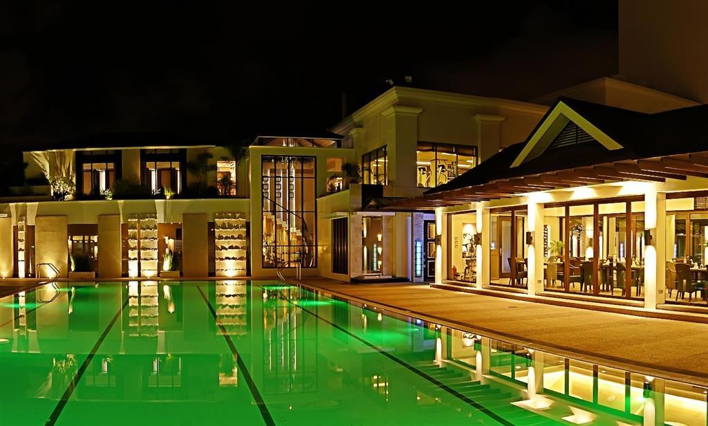 Отель Marco Polo Davao Экстерьер фото The pool at the Royal Villa