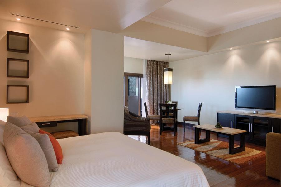 Отель Marco Polo Davao Экстерьер фото A suite at the hotel