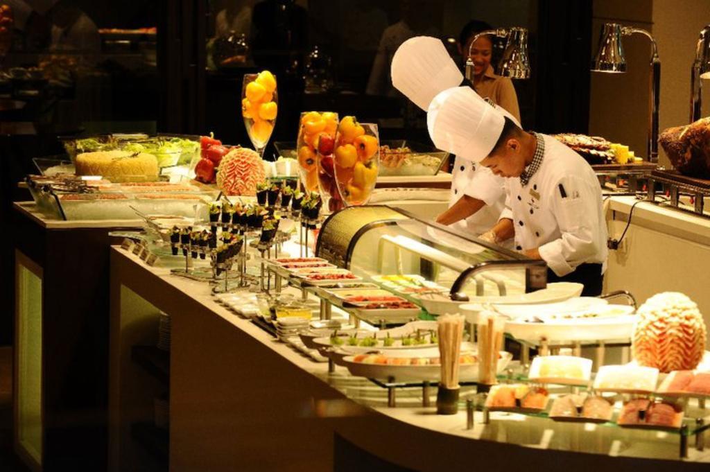 Отель Marco Polo Davao Экстерьер фото A buffet at a hotel