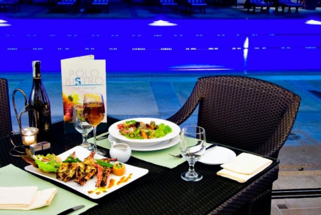 Отель Marco Polo Davao Экстерьер фото Poolside dining at the hotel