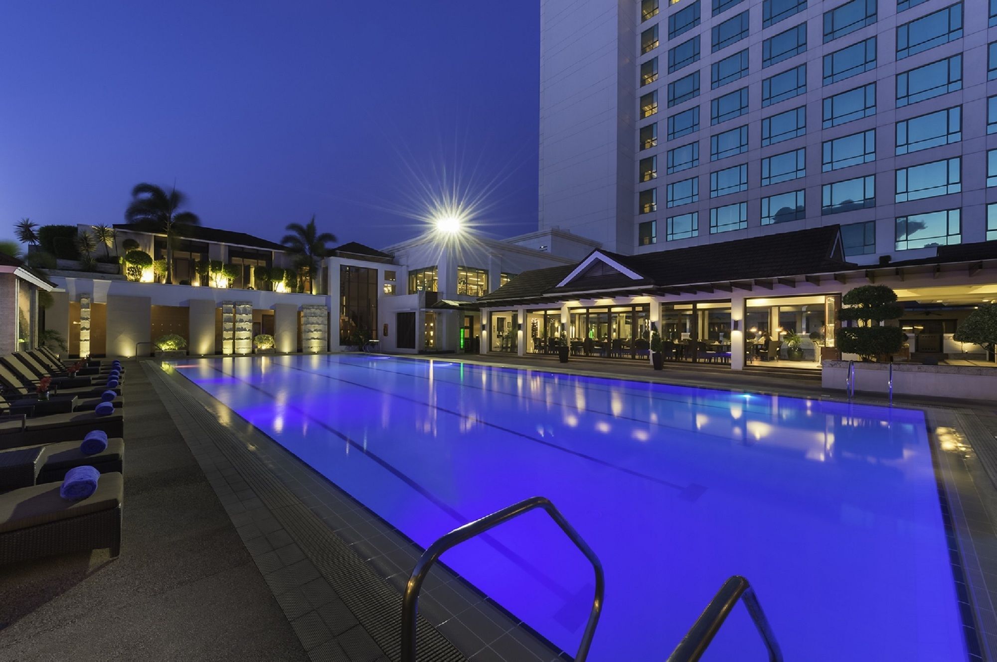 Отель Marco Polo Davao Экстерьер фото The pool at the hotel
