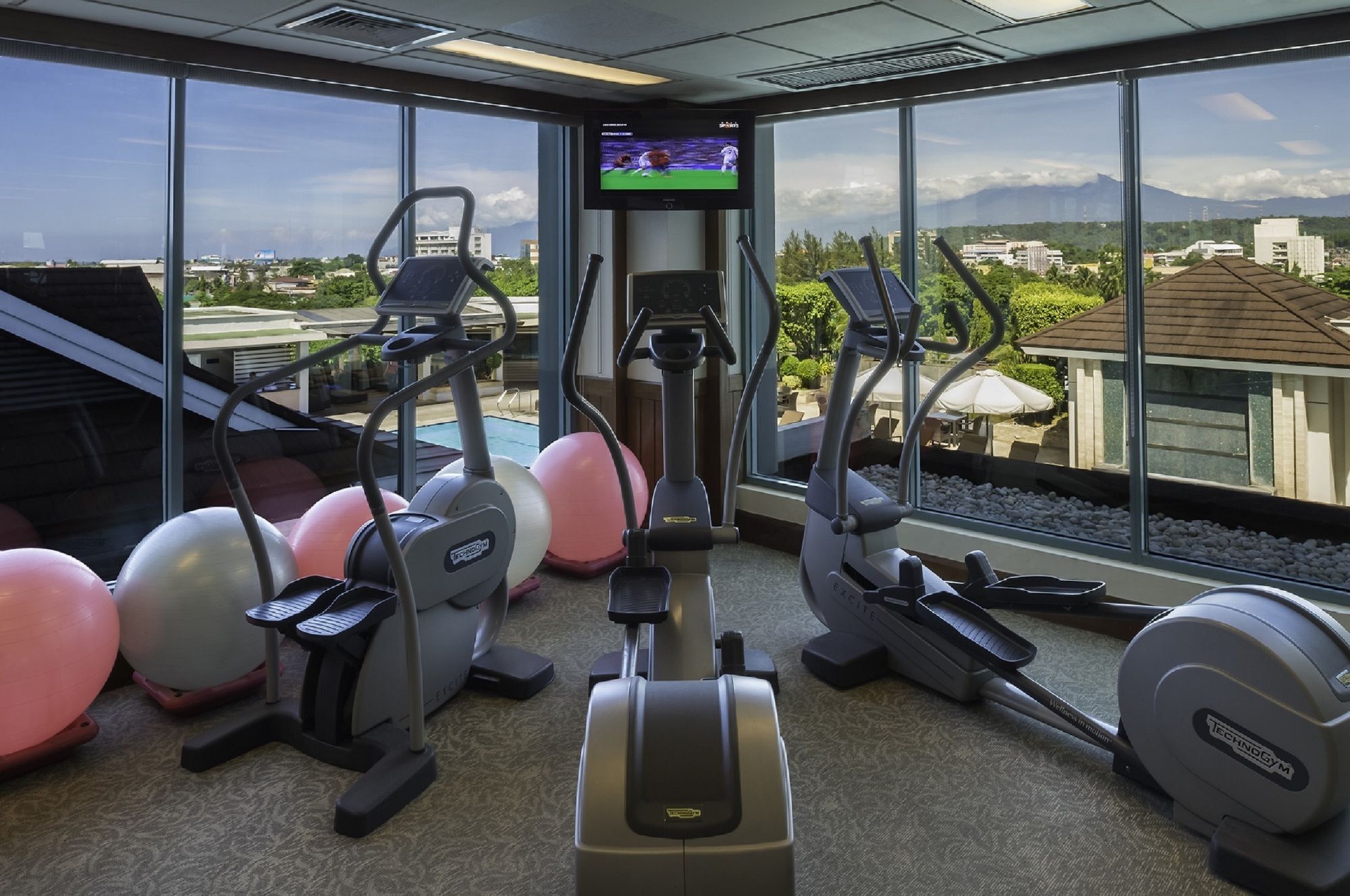 Отель Marco Polo Davao Экстерьер фото The gym at the hotel
