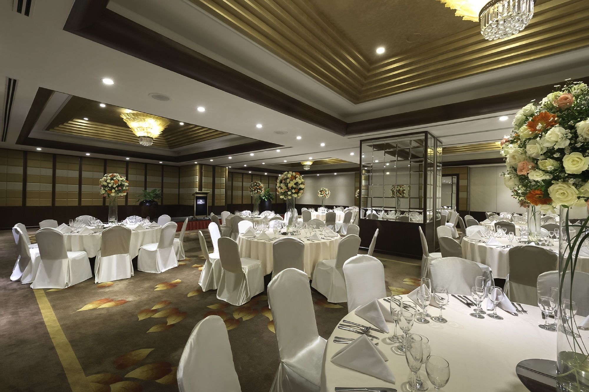 Отель Marco Polo Davao Экстерьер фото The ballroom at the hotel