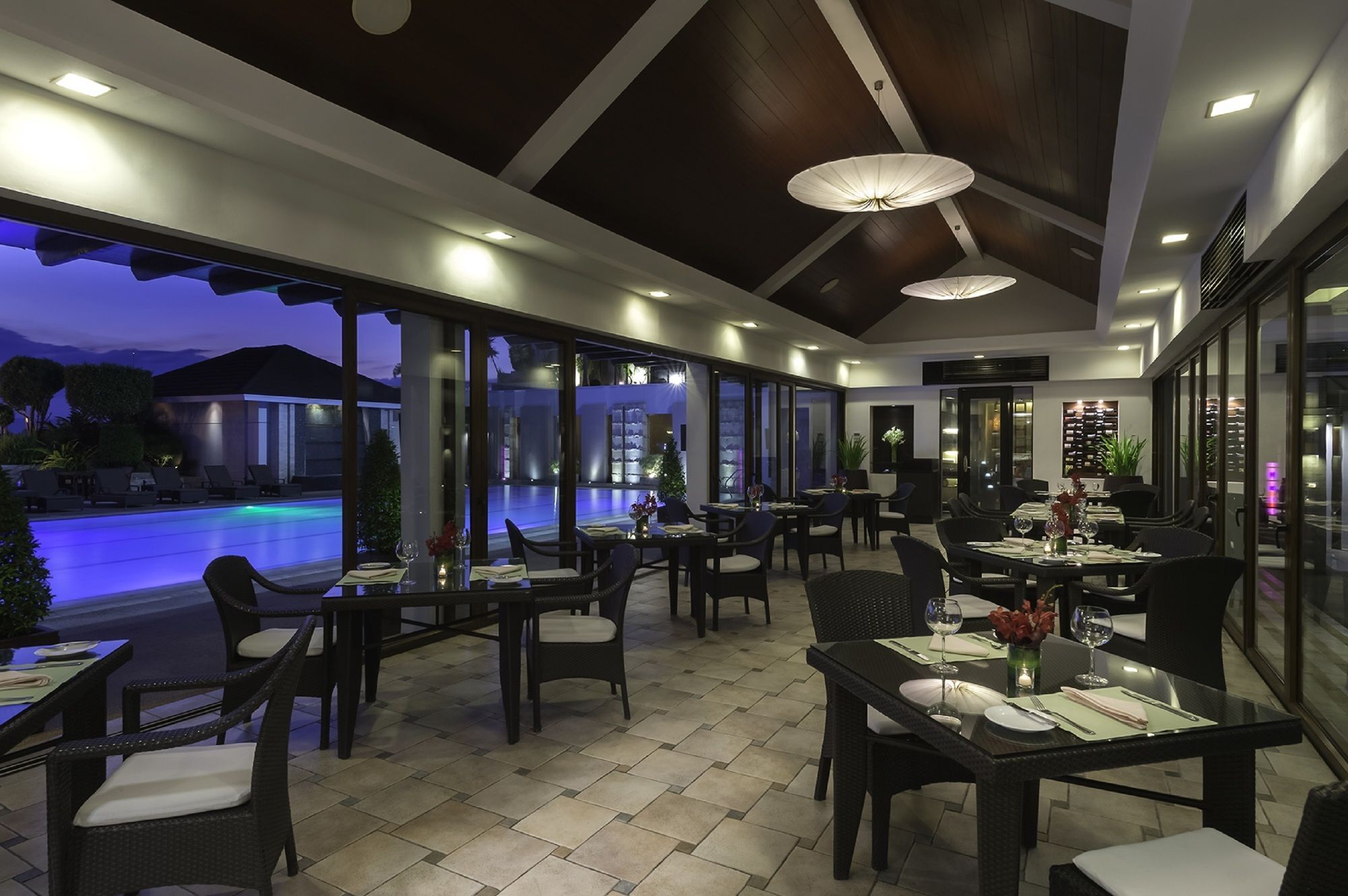 Отель Marco Polo Davao Экстерьер фото The Pool Bar