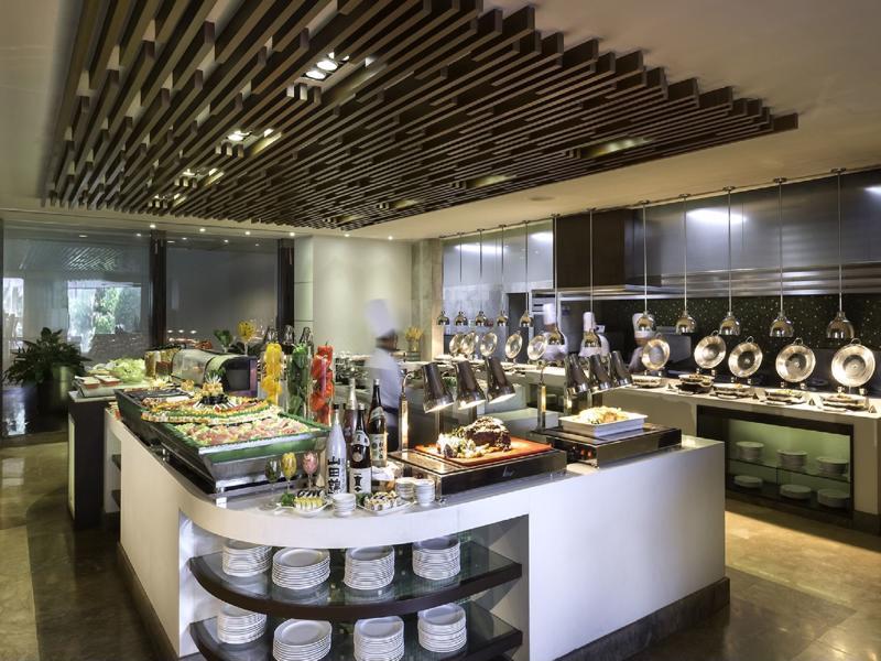 Отель Marco Polo Davao Экстерьер фото A buffet at a hotel