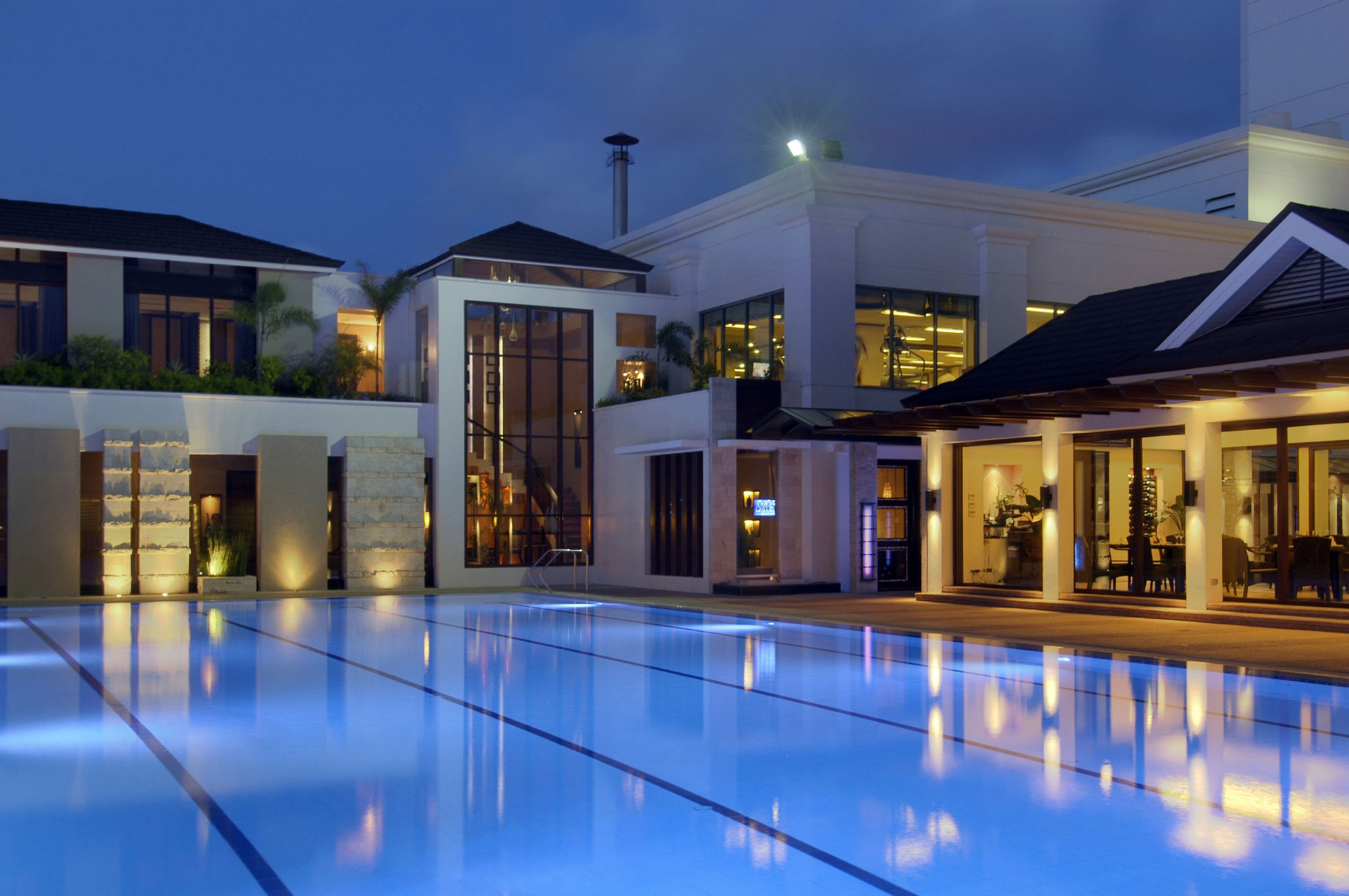Отель Marco Polo Davao Экстерьер фото The swimming pool at the Four Seasons Hotel, Nairobi