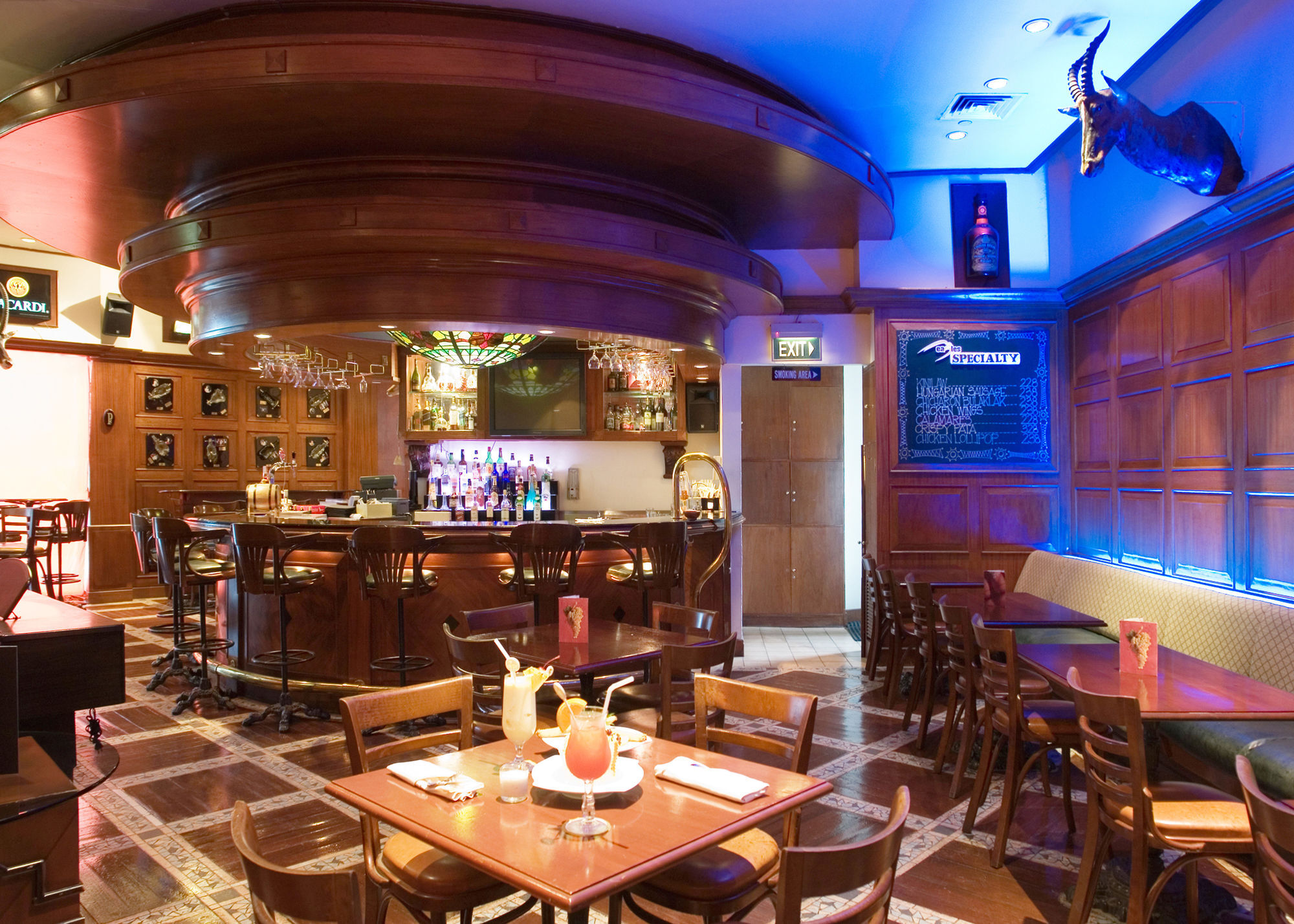 Отель Marco Polo Davao Экстерьер фото The interior of a typical bar